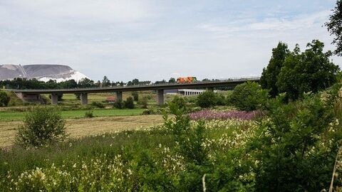 Blick auf Autobahnbrücke