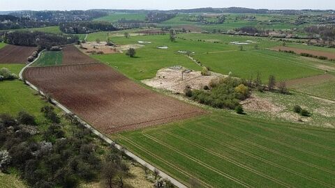 Luftaufnahme von Wiesen und Ackerflächen