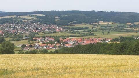 Blick über Felder auf ein Dorf