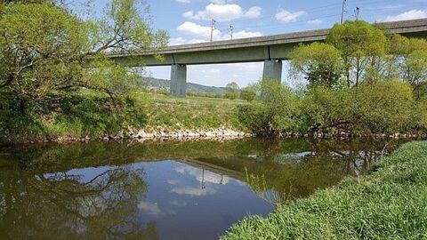 Große Brücke über Flusstal