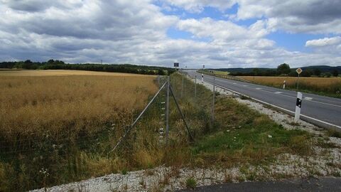 Straße durch Felder