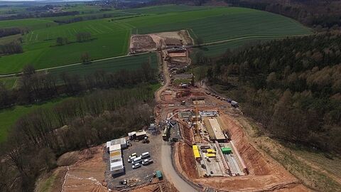 Luftaufnahme einer Baustelle im Feld