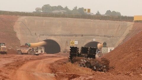 Baustelle mit Tunnelöffnung
