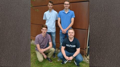 Die vier Auszubildenden vor der Fassade des AfB Korbach