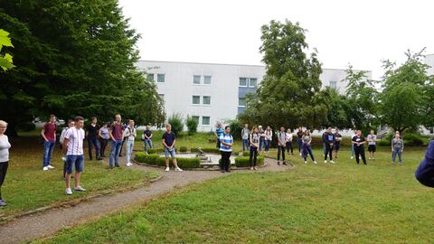 Einführungswoche 2020 Alle Auszubildenden der HVBG auf einer Rasenfläche