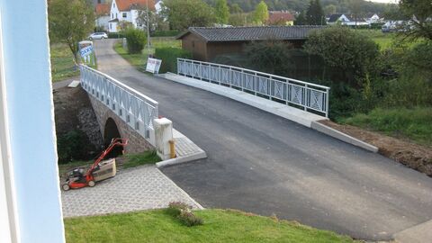 Fronhausen-Bellnhausen Neuer Weg über Brücke mit Geländer