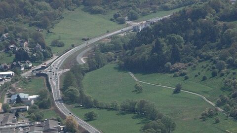 Herborn-Seelbach B 255 Luftbild einer Straßenkreuzung