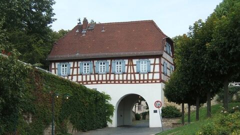 Fachwerkhaus mit Torbogen