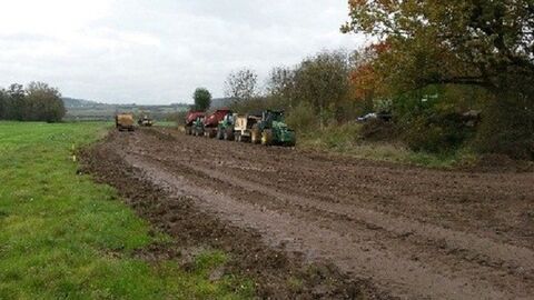 Schlammiger Weg im Bau, im Hintergrund sind Baumaschinen