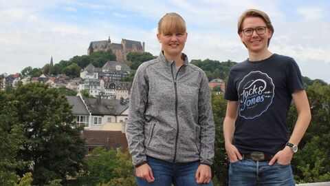 Julia und Marius, im Hintergrund die Stadt Marburg mit Burg