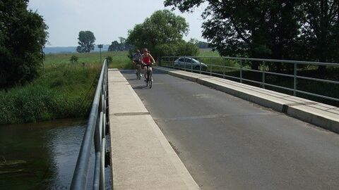 Weg mit Fahrradfahrern über Brücke