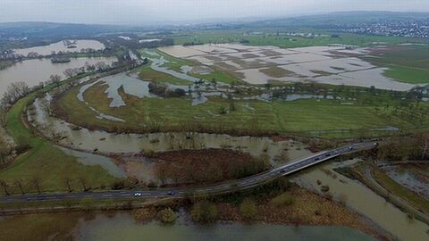 Luftbild der Lahnaue mit Straße und Brücke im Vordergrund