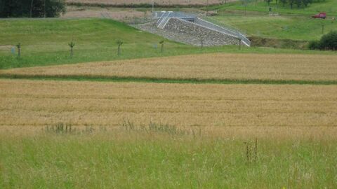 Blick auf ein Brückenbauwerk zwischen Feldern