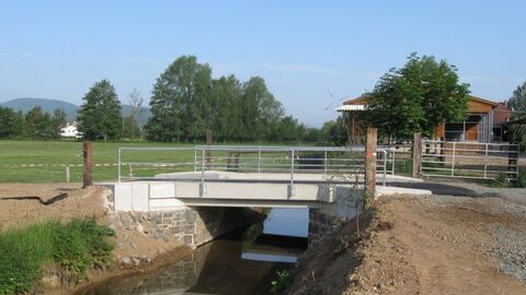 Lohra-Salzböde Kleine Brücke über schmalen Bach