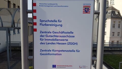 Schild vor Eingang, Zentrale Geschäftsstelle Gutachterausschuss für Immobilienwerte des Landes Hessen