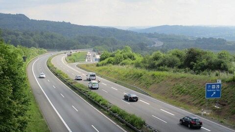 Autobahn mit Fahrzeugen
