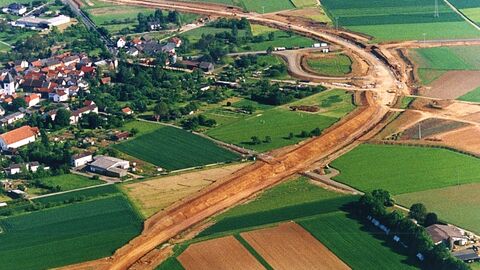 Umgehungsstraße Langsdorf Luftbild Baustelle einer Umgehungsstraße, am linken Bildrand Häuser