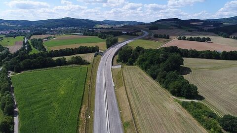 Straße durch Felder, Ansicht von oben
