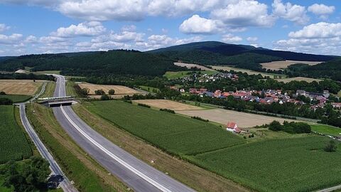 Autobahn mit Brücke durch Felder