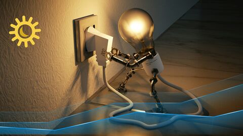 Energie sparen Leuchtende Glühbirne in Fassung mit Metallgliedern zieht Stecker aus der Steckdose