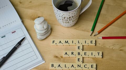 Kaffeetasse, Stifte und Papier, Scrabbelbuchstaben