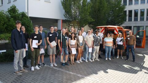 Schülerinnen und Schüler vor einem Gebäude