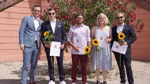 5 Personen vor der Treppe des Schloss Biebrich