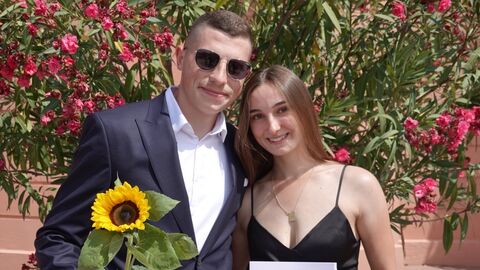 2 Personen mit Sonnenblumen