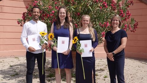 4 Personen vor der Treppe des Schloss Biebrich