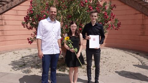 3 Personen vor der Treppe des Schloss Biebrich