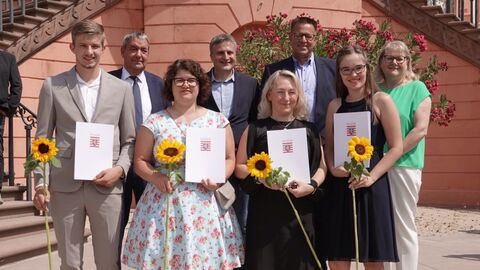8 Personen vor der Treppe des Schloss Biebrich