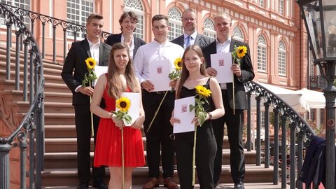 7 Personen vor der Treppe des Schloss Biebrich