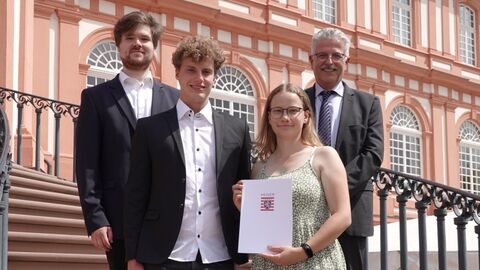 4 Personen vor der Treppe des Schloss Biebrich
