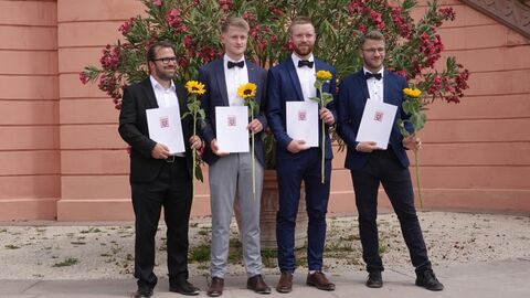 4 Personen vor der Treppe des Schloss Biebrich