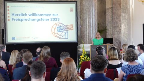 Freisprechung 2023, Publikum Publikum von hinten, am Rednerpult Frau Dekorsy-Maibaum