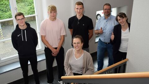 6 Menschen in einem Treppenhaus von schräg oben fotografiert