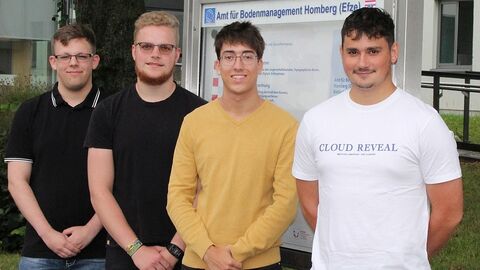 4 junge Menschen nebeneinander