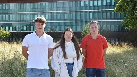 3 junge Menschen im Freien nebeneinander