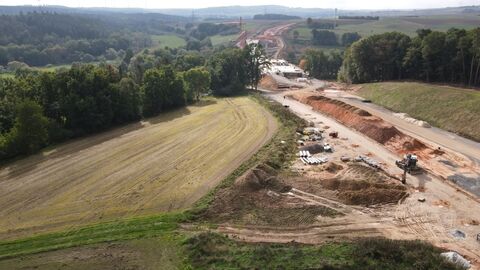 Straßenbaustelle in offener Landschaft