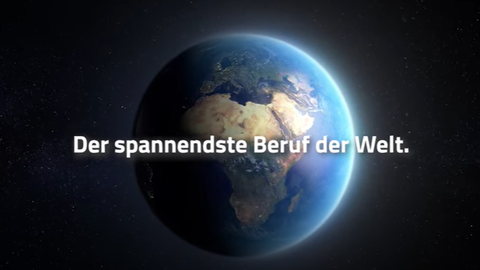 Text "Der spannendste Beruf der Welt" vor der Erdkugel aus dem Weltall gesehen