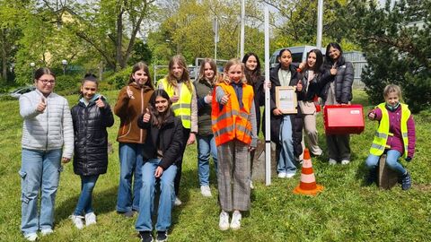 12 Mädchen auf einem Wiesenstück