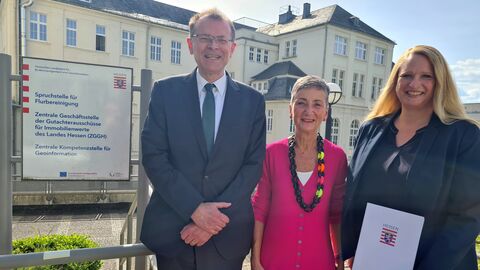 Dr. Terlinden, Frau Röhner und Frau Enders vor dem Gebäude des Hessischen Landesamtes für Bodenmanagement und Geoinformation