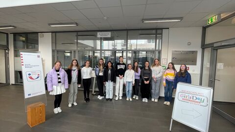 Jungwe Mädchen am Eingang des Amtes für Bodenmanagement Büdingen