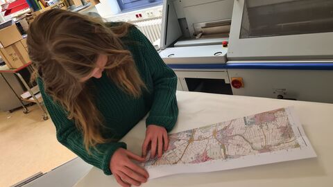 Mädchen mit Landkarte