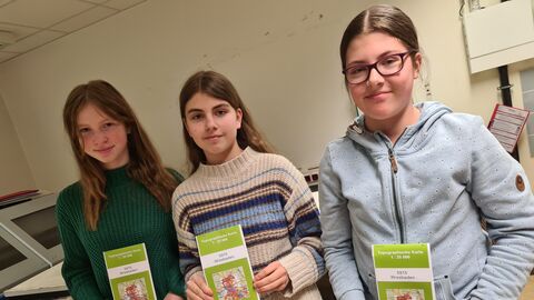 Mädchen mit gefalteten Landkarten