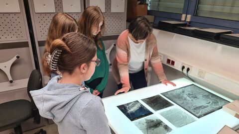 Mädchen schauen auf Bilder auf einem Tisch