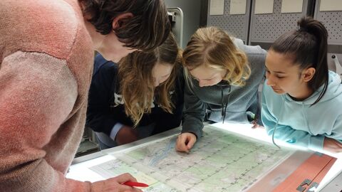 Mädchen schauen auf Bilder auf einem Tisch