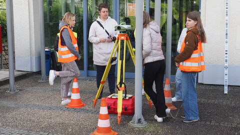Girls´Day 2024 Teilnehmende mit Messutensilien vor dem Eingang