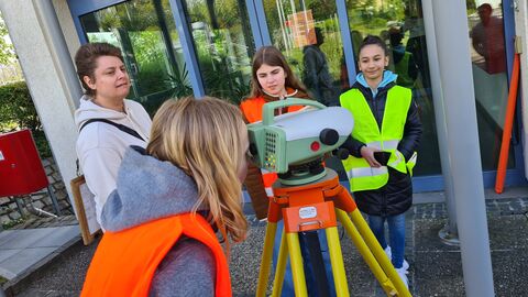 Ein Mädchen blickt durch ein Messgerät