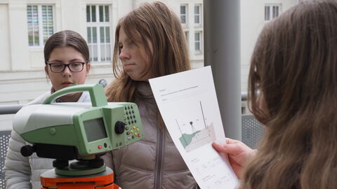 Girls´Day 2024 Mädchen an einem Messgerät